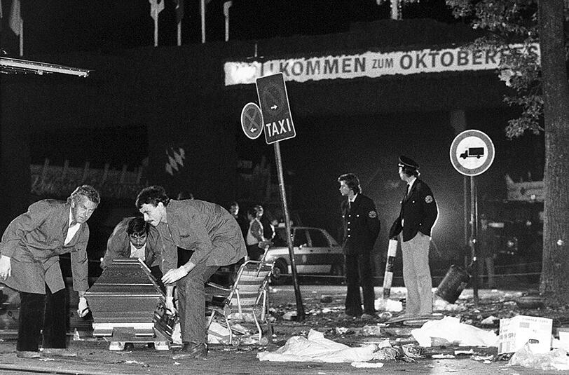 26.09.1980: Polizisten und Rettungskräfte bergen die Todesopfer des Oktoberfest-Attentats