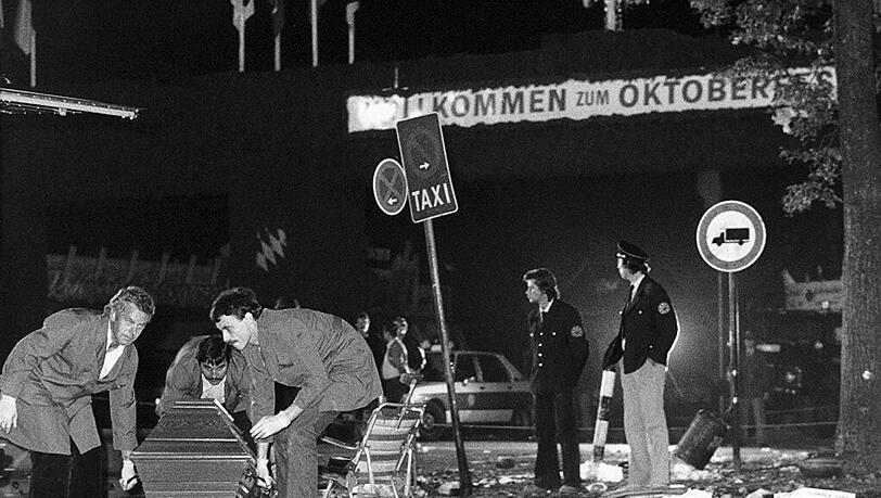 26.09.1980: Polizisten und Rettungskräfte bergen die Todesopfer des Oktoberfest-Attentats