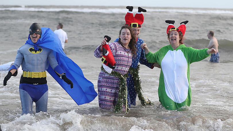 Neujahrsschwimmer in Whitley Bay (Großbritannien).