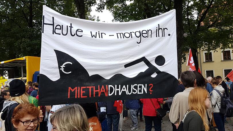 Motto: ausspekuliert! Am Samstag kamen um die 10.000 Menschen zur großen Demo gegen Spekulanten, Mietwahnsinn und für mehr Mieterschutz nach München.
