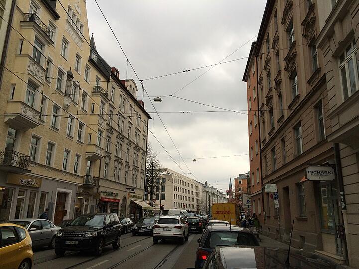 Autofahrer, die sich hier nähern, dürfen nicht abbiegen, müssen weichen.