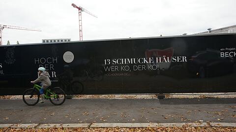 "13 schmucke Häuser. Wer ko der ko!" heißt es an einer Baustelle in der Hochstraße 75.