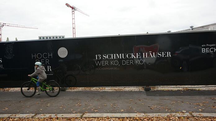"13 schmucke Häuser. Wer ko der ko!" heißt es an einer Baustelle in der Hochstraße 75.
