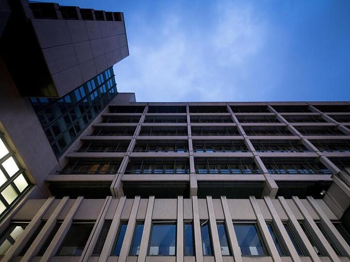 Ansicht einer Fensterfront des Gerichtsgebäudes in München vor blauem Himmel. Foto: Matthias Balk/Archivbild