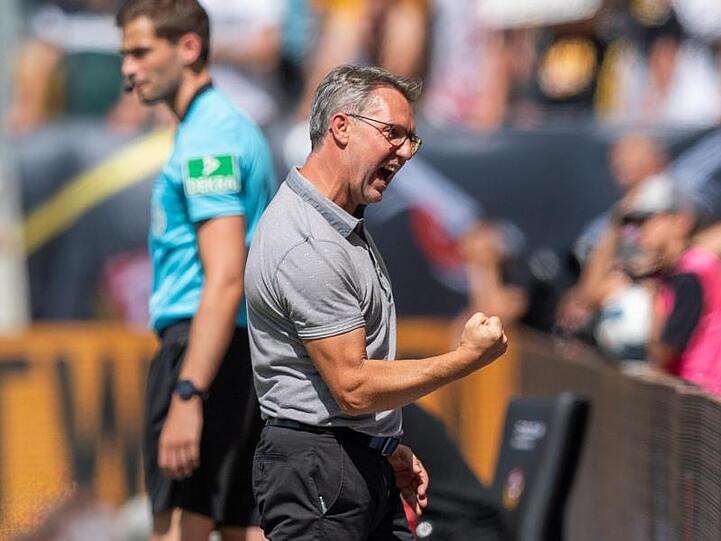 Nürnbergs Trainer Damir Canadi jubelt nach dem 1:0 Sieg. Foto: Robert Michael