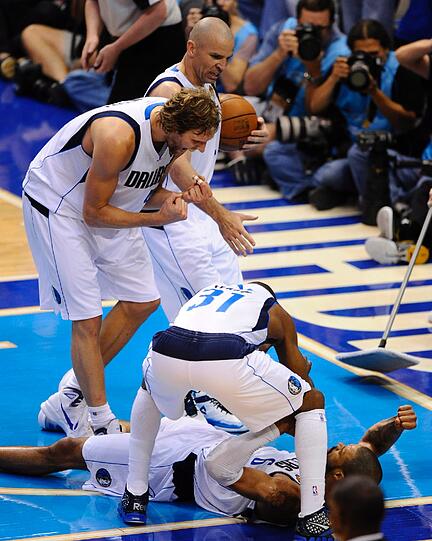 Dirk Nowitzki führt seine Dallas Mavericks zum dritten Sieg in der Best-of-Seven Serie. Die Mavs führen damit mit 3:2 gegen die Miami Heat.