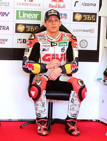 Stefan Bradl ist einer der Top-Newcomer im Motorrad Sport. 2011 wurde er Weltmeister in der Moto2-Klasse. In der Saison 2012 fährt er bereits für das italienische Team LCR Honda MotoGP in der MotoGP-Klasse. Dass der Junge Benzin im Blut hat, liegt wahrscheinlich größtenteils an seinem Vater ...