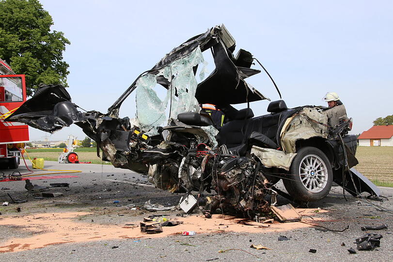 Das Auto ist vollkommen zerstört. Wieso der Fahrer mit seinem Fahrzeug gegen einen Baum prallte, ist bisher noch unklar.