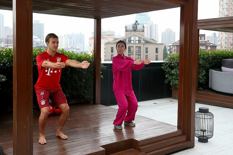 Mario Götze versuchte es am Dienstag mit Kung-Fu.