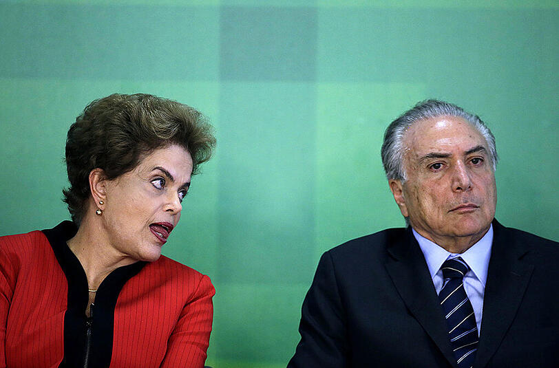 Die Luft wird immer dünner für die brasilianische Präsidentin Dilma Rousseff (l). Ihr wichtigster Koalitionspartner, die von Vizepräsident Michel Temer (r) geführte PMDB, beschloss den Bruch der Koalition. Foto: Fernando Bizerra Jr