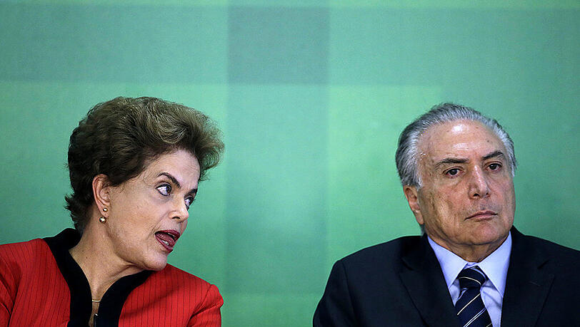 Die Luft wird immer dünner für die brasilianische Präsidentin Dilma Rousseff (l). Ihr wichtigster Koalitionspartner, die von Vizepräsident Michel Temer (r) geführte PMDB, beschloss den Bruch der Koalition. Foto: Fernando Bizerra Jr Die Luft wird immer dünner für die brasilianische Präsidentin Dilma Rousseff (l). Ihr wichtigster Koalitionspartner, die von Vizepräsident Michel Temer (r) geführte PMDB, beschloss den Bruch der Koalition. Foto: Fernando Bizerra Jr