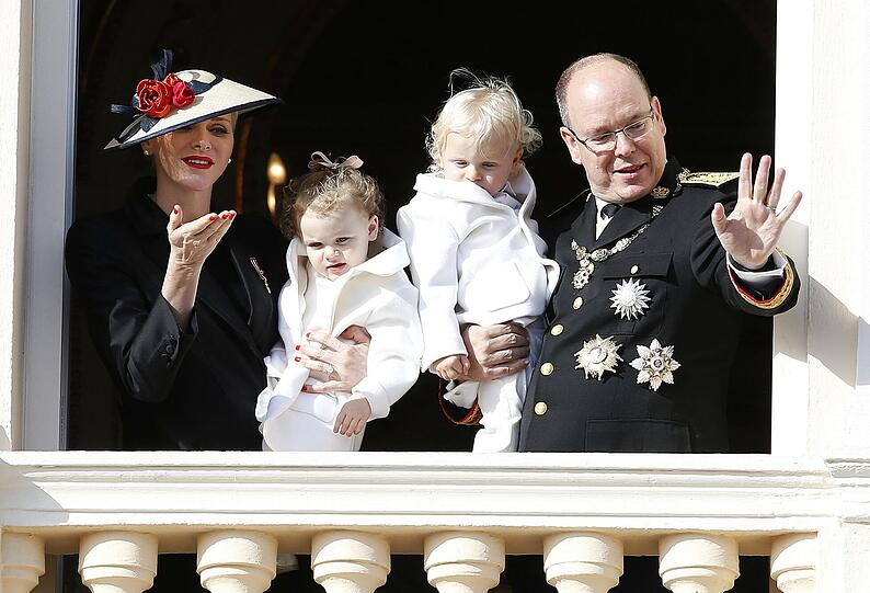 Glück hoch 2: Fürst Albert und seine Charlene (nicht so ernst wie sonst) mit ihren kleinen Zwillingen, Prinzessin Gabriella und Prinz Jacques (r.).