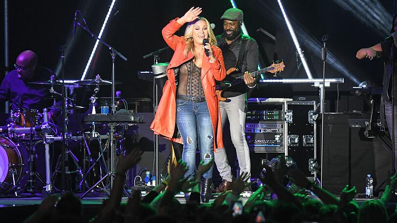 Anastacia bringt ihre Lieblingsklamotten wie Lederjacke und Jeans in die Supermärkte.