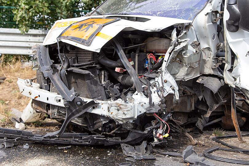 Schlimmer Unfall bei Coburg: Ein Schulbus ist dabei in den Gegenverkehr gerast - fünf Schulkinder wurden dabei schwer verletzt.
