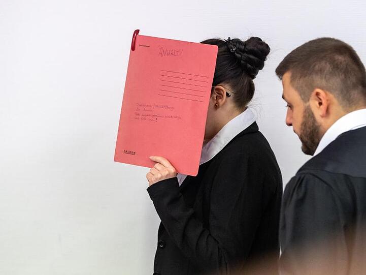 Der Angeklagten wird unter anderem vorgeworfen, ein fünf Jahre altes Mädchen als Sklavin gehalten und verdursten lassen zu haben.