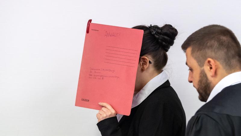 Der Angeklagten wird unter anderem vorgeworfen, ein fünf Jahre altes Mädchen als Sklavin gehalten und verdursten lassen zu haben.