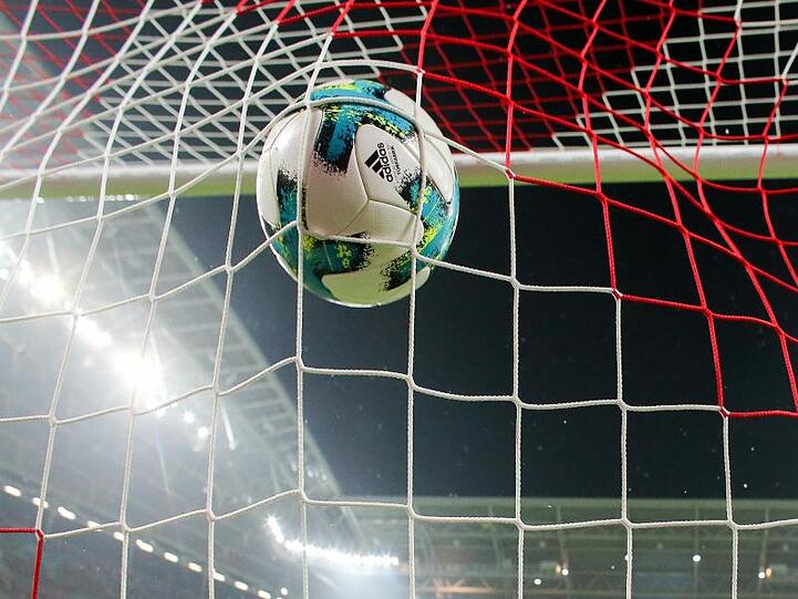 Ein Fußball geht ins Netz. Foto: Jan Woitas/dpa-Zentralbild/dpa/Symbolbild