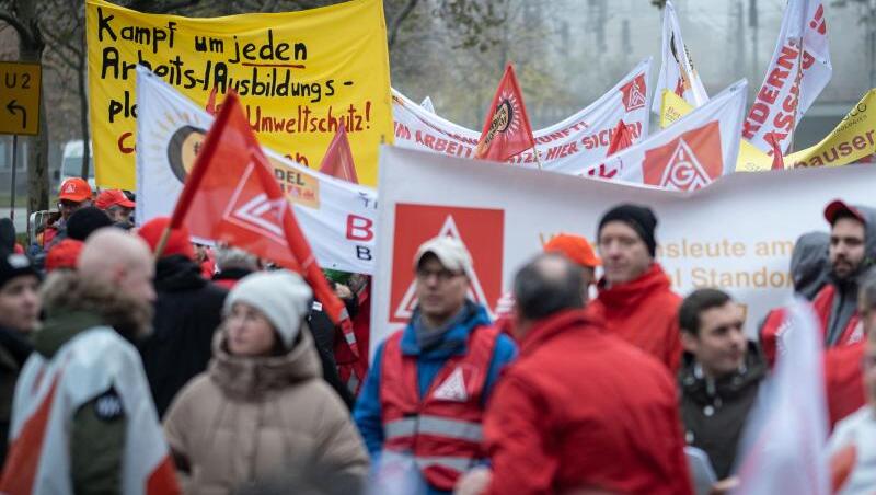 Die IG Metall spricht von rund 870 Demonstrations-Teilnehmern. Sie waren von Standorten aus ganz Deutschland angereist. Die IG Metall spricht von rund 870 Demonstrations-Teilnehmern. Sie waren von Standorten aus ganz Deutschland angereist.