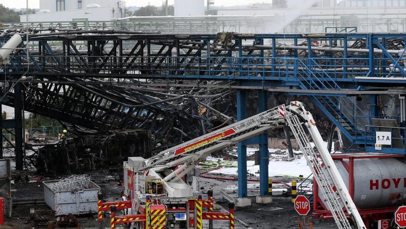 Einsatzkräfte der Feuerwehr sind mit Löscharbeiten im Chempark beschäftigt. Nach der Explosion am Dienstag geht die Suche nach den Vermissten weiter. Einsatzkräfte der Feuerwehr sind mit Löscharbeiten im Chempark beschäftigt. Nach der Explosion am Dienstag geht die Suche nach den Vermissten weiter.