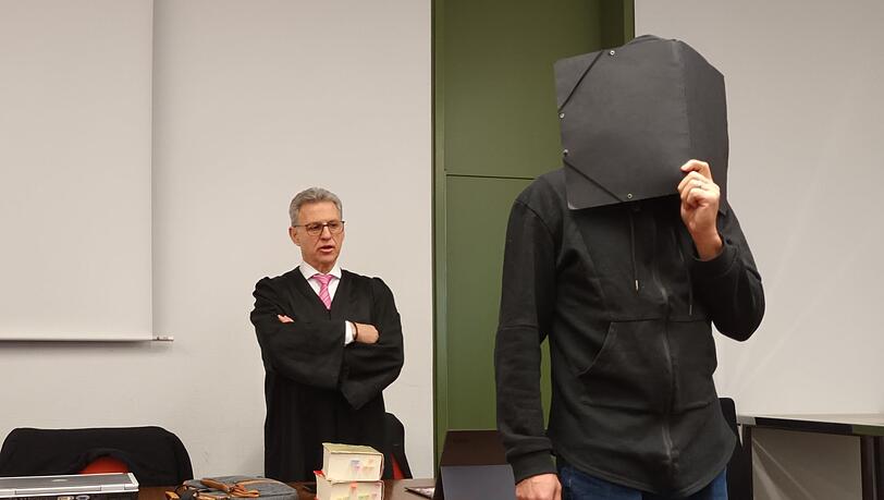 Ein wegen sexuellen Missbrauchs angeklagter Fußballtrainer steht im Gerichtssaal des Landgerichts vor seinem Rechtsanwalt Peter Guttmann.