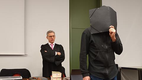 Ein wegen sexuellen Missbrauchs angeklagter Fußballtrainer steht im Gerichtssaal des Landgerichts vor seinem Rechtsanwalt Peter Guttmann.