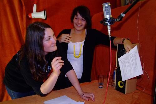 Kati und Steffi in ihrem improvisierten Hörspielkeller.