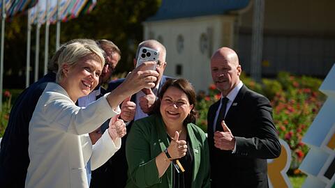 Mecklenburg-Vorpommerns Ministerpr&auml;sidentin Manuela Schwesig (l) und Sportministerin Stefanie Drese (2.v.r) hofften vergebens auf den Zuschlag f&uuml;r Rostock-Warnem&uuml;nde.