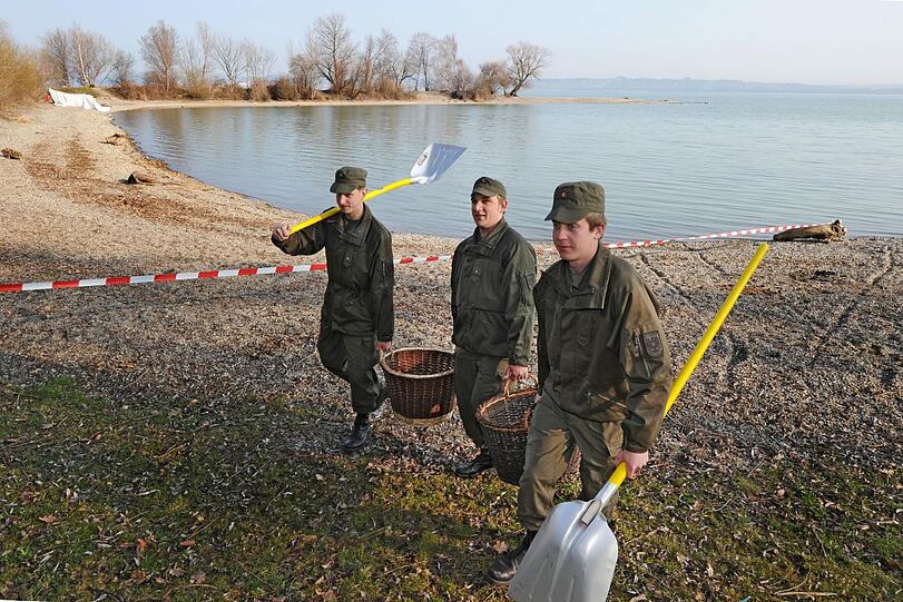 Tagelang suchten die Einsatzkräfte am Boden und von der Luft aus nach den opfern - jetzt fanden sie die Leichen und auch das Flugzeugwrack.