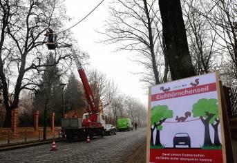 Mit einem Plakat informieren die Berliner die Passanten.
