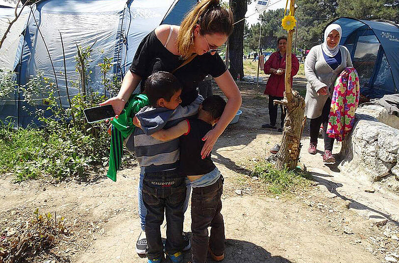 "Wenn du mal vor Ort gewesen bist, bricht dir das Herz": Die Münchnerin mit zwei Flüchtlingskindern bei ihrem ersten Besuch in Idomeni.
