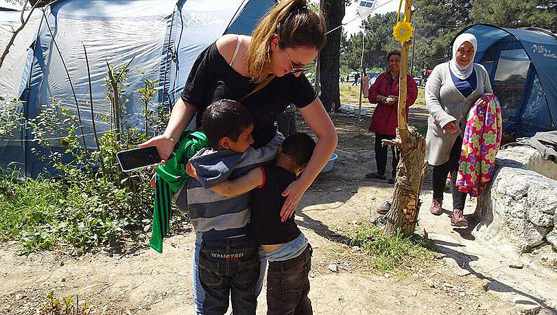 "Wenn du mal vor Ort gewesen bist, bricht dir das Herz": Die Münchnerin mit zwei Flüchtlingskindern bei ihrem ersten Besuch in Idomeni. "Wenn du mal vor Ort gewesen bist, bricht dir das Herz": Die Münchnerin mit zwei Flüchtlingskindern bei ihrem ersten Besuch in Idomeni.