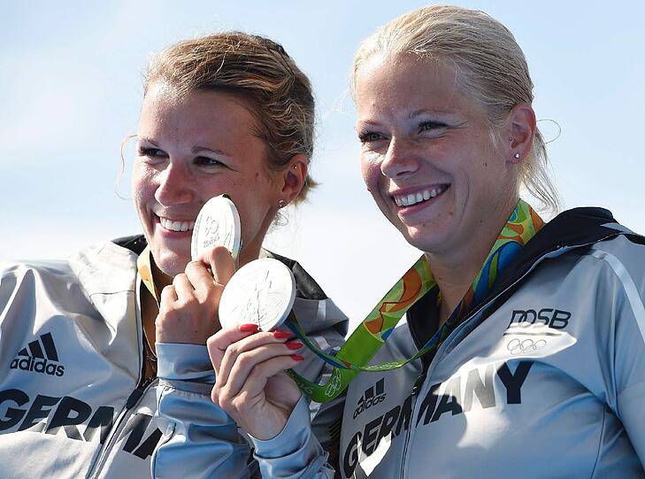 Tina Dietze und Franziska Weber holen im Kajak-Zweier über 500 Meter für den Kanu-Verband eine Silbermedaille.