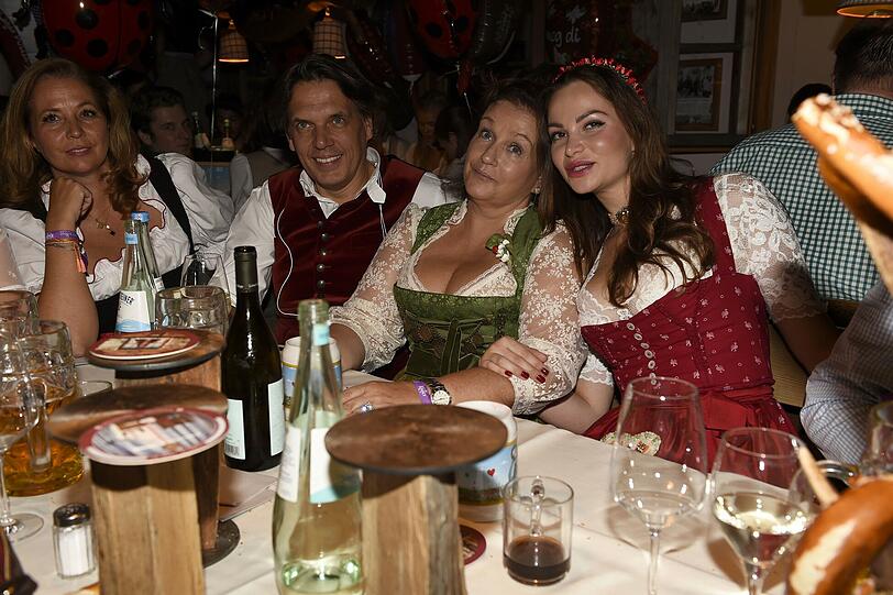 Karin Holler und Dr. med. Tobias Sokolowski mit Mary-Ann Wahl.