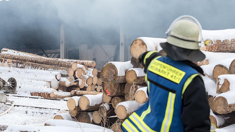 Die Feuerwehren waren stundenlang im Einsatz, um den Brand zu löschen. Der Sachschaden beträgt Schätzungen zufolge 2,5 Millionen Euro.
