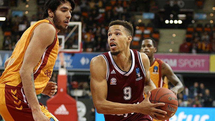 Bayern-Spieler Jared Cunningham (rechts), im Duell mit Ege Arar von Galatasaray Istanbul.