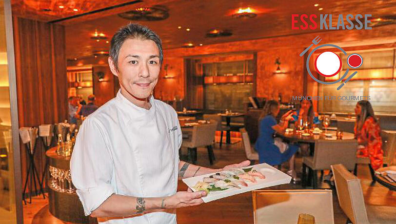 Sushi-Chef Shigeru Fujita mit einer Auswahl der Häppchen, die gerade hinter der Sushi-Bar entstanden sind. Auch im Ess-Klasse-Menü gibt es einen Sushi-Gang. Sushi-Chef Shigeru Fujita mit einer Auswahl der Häppchen, die gerade hinter der Sushi-Bar entstanden sind. Auch im Ess-Klasse-Menü gibt es einen Sushi-Gang.