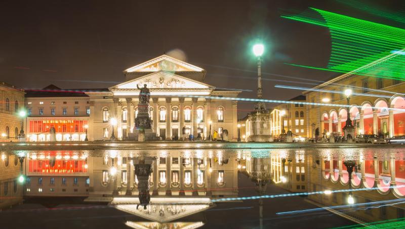 Die bayerische Staatsoper spiegelt sich in einer Pfütze auf der Residenzstraße. Foto: Peter Kneffel/Archiv Die bayerische Staatsoper spiegelt sich in einer Pfütze auf der Residenzstraße. Foto: Peter Kneffel/Archiv