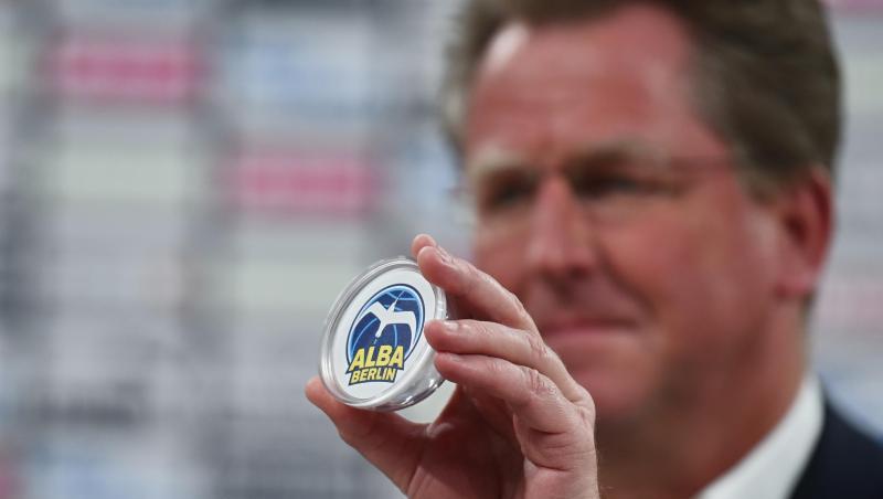 BBL-Geschäftsführer Stefan Holz präsentierte bei der Auslosung die Loskugel mit Alba Berlin als Gastgeber des Pokalfinales. BBL-Geschäftsführer Stefan Holz präsentierte bei der Auslosung die Loskugel mit Alba Berlin als Gastgeber des Pokalfinales.