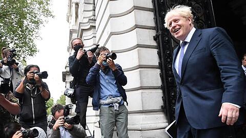 Premier Boris Johnson kehrt nach einer Kabinettssitzung im Foreign and Commonwealth Office (FCO) in die Downing Street 10 in London zurück.