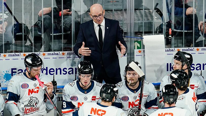 Nürnbergs Ice Tiger Trainer Tom Rowe gestikuliert.