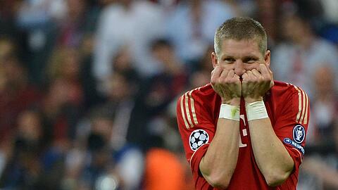 An diesem Abend hätte Bastian Schweinsteiger wohl am liebsten in einer Schnapsflasche übernachtet: Der FC-Bayern-Anführer wird mit seinem verschossenen Elfer gegen Chelsea zum Gesicht des "Dramas dahoam".