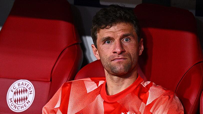 Bayerns Thomas Müller sitzt zu Spielbeginn auf der Bank.