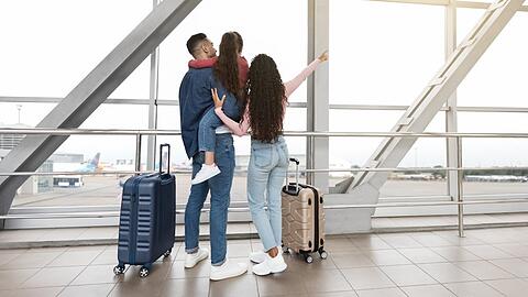 Auch 2024 geht es für viele Familien wieder ab in den Urlaub in einem anderen Land.