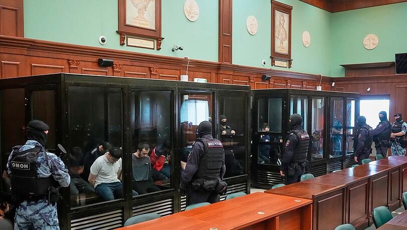 Die 19 Angeklagten saßen schwer bewacht in gläsernen Käfigen. Die 19 Angeklagten saßen schwer bewacht in gläsernen Käfigen.