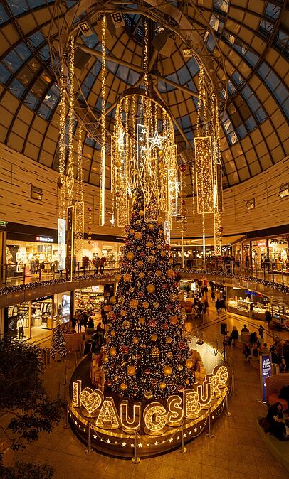 Absolutes Highlight ist der zwölf Meter hohe Christbaum, der bis an die Glaskuppel des Centers reicht.