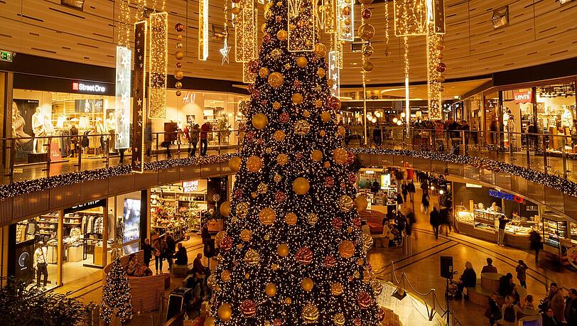 Absolutes Highlight ist der zwölf Meter hohe Christbaum, der bis an die Glaskuppel des Centers reicht.
