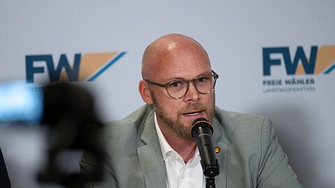 Was am Stammtisch kriminell sei, m&uuml;sse auch im Netz sanktioniert werden k&ouml;nnen, sagt Bayerns Digitalminister Fabian Mehring. (Archivbild)