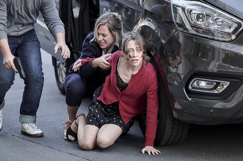 Die Schwestern Maria (Anne Haug, links) und Lisa Kranz (Mercedes M&uuml;ller) trauern um ihren geliebten Bruder und setzen ungewollt eine Spirale der Gewalt in Gang.