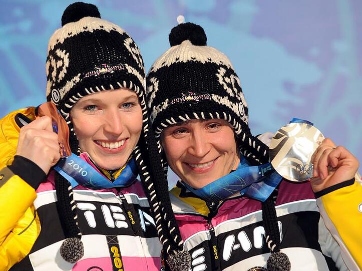 Anja Huber (l) und Kerstin Szymkowiak posieren mit ihrer Ausbeute.
