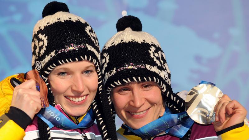 Anja Huber (l) und Kerstin Szymkowiak posieren mit ihrer Ausbeute. Anja Huber (l) und Kerstin Szymkowiak posieren mit ihrer Ausbeute.